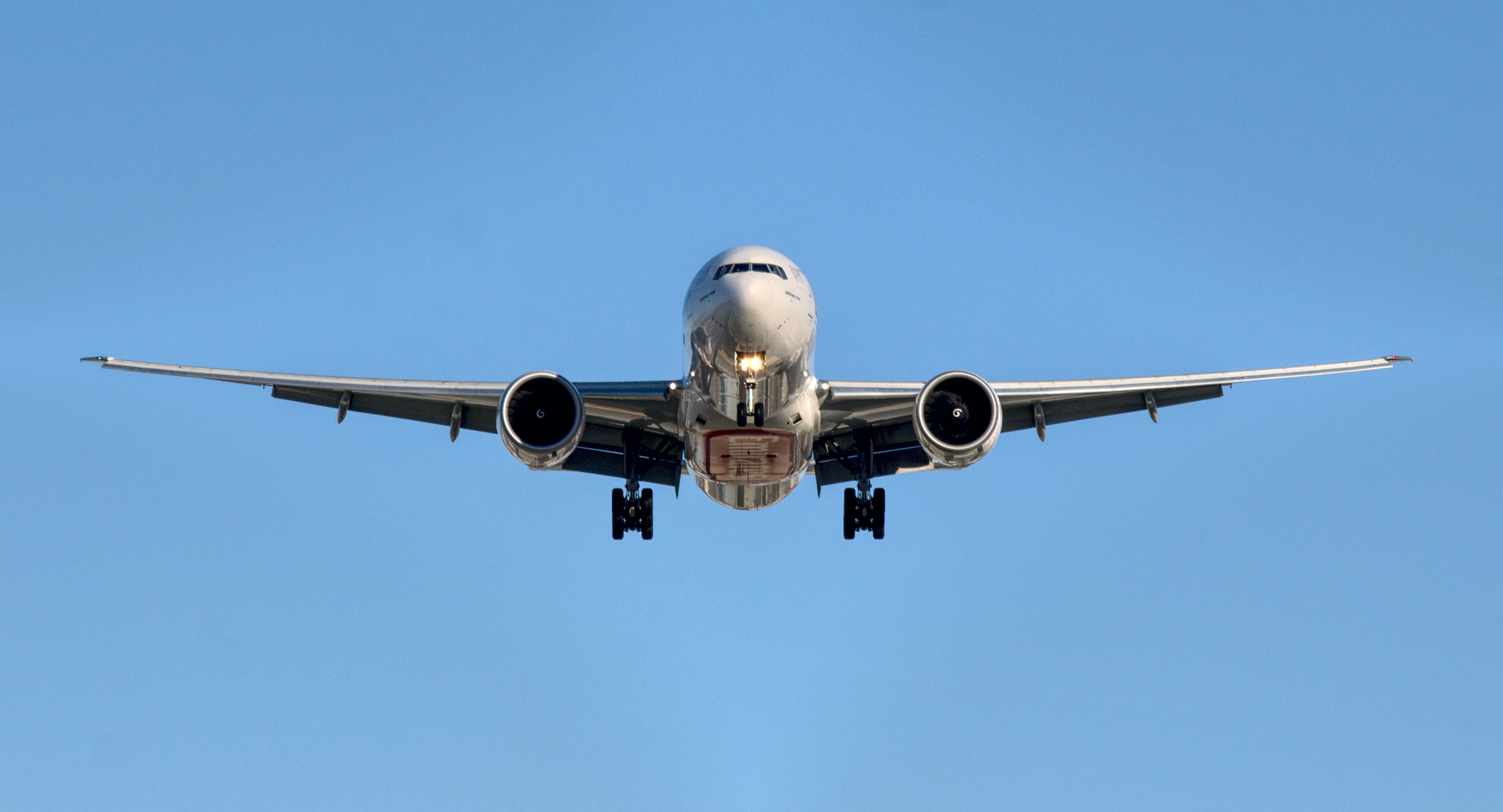 Avión comercial en vuelo