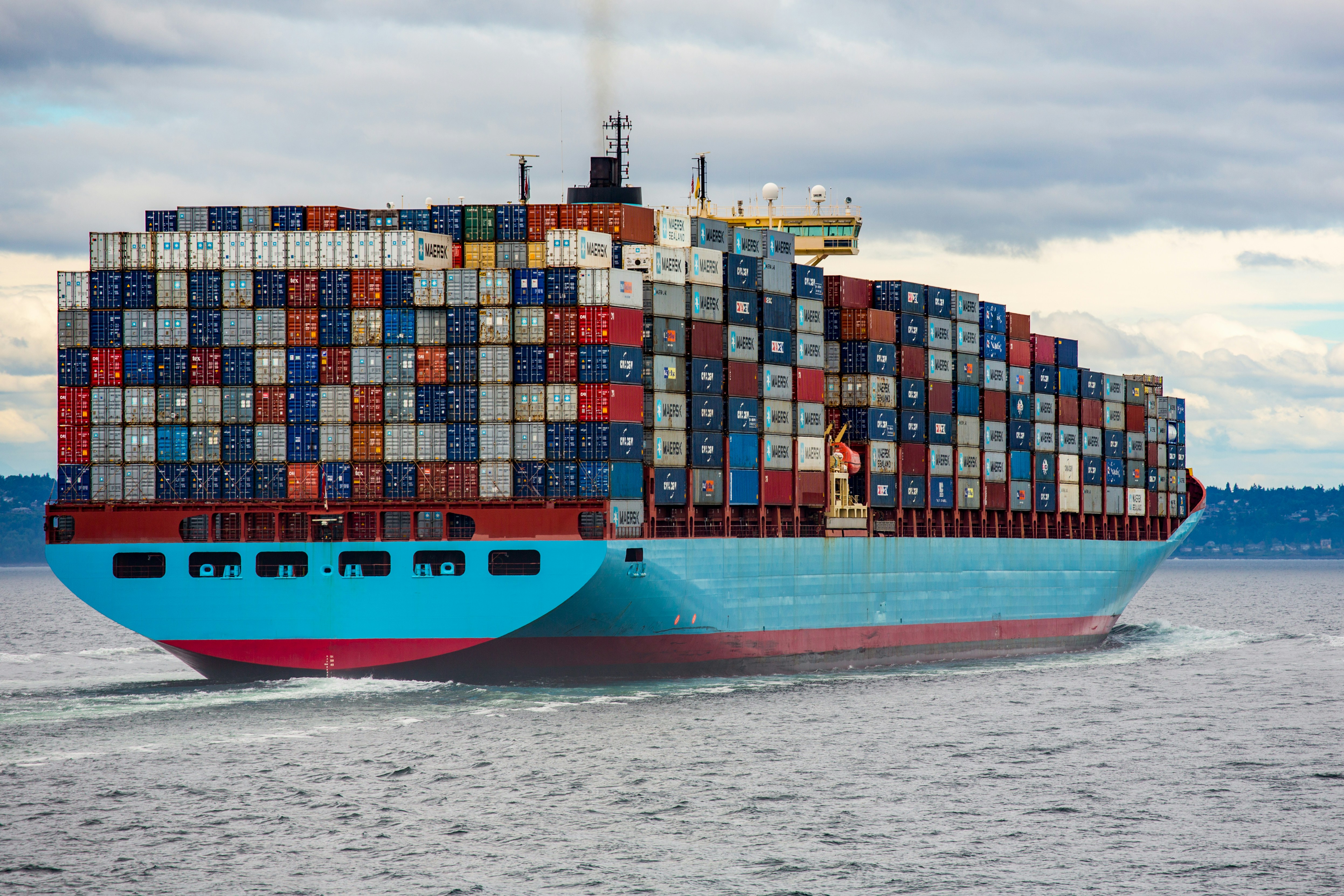 Barco de carga con contenedores en el mar